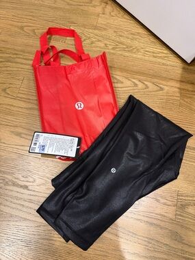 Lululemon Black Leggings with Red Tote NWT 10 wunder train 25”
